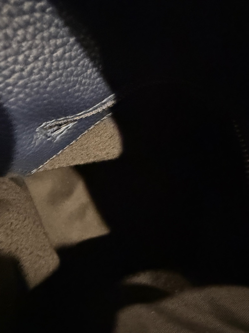 Tote Le Montde:Navy Pebbled Leather Shoulder Hobo Bag with Gold Zip Accent - Picture 6 of 7